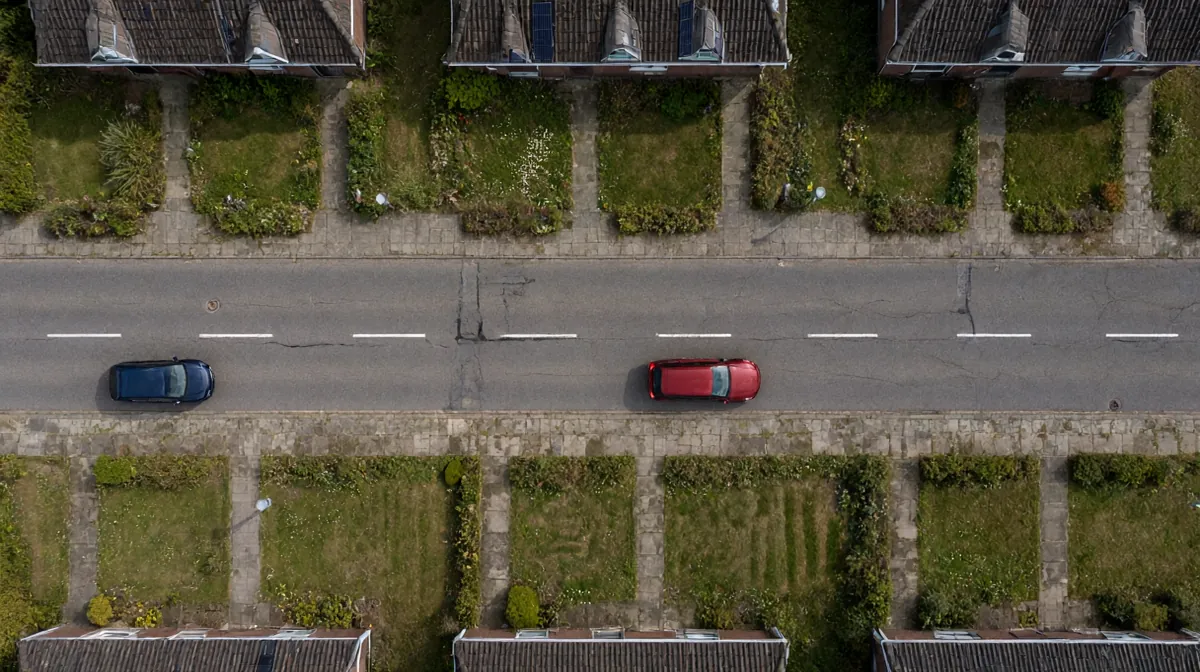 Bovenaanzicht van een straat. De eigen auto rijdt achter een auto met brandende remlichten. Een maatlijn meet de ruimte tussen de twee auto's; die ruimte is de stopruimte van de eigen auto.